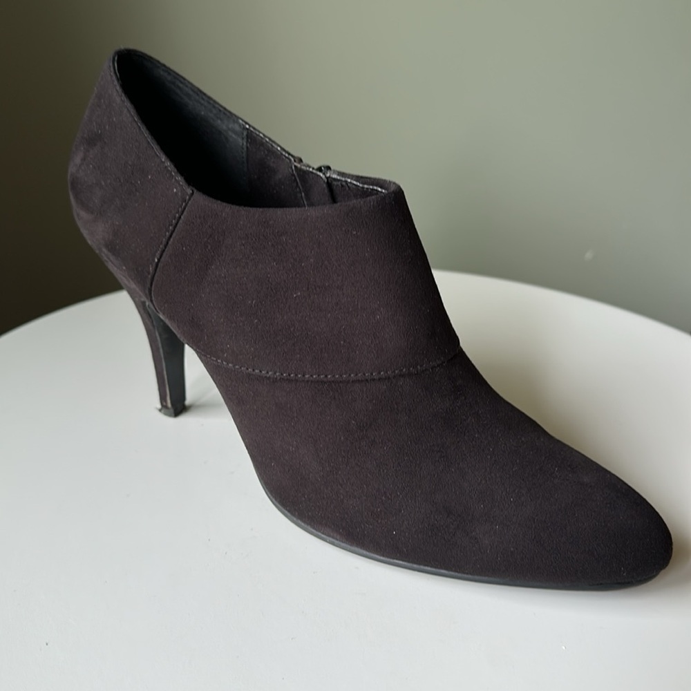 Ann Marino by Bettye Muller Faux Suede Side Zip Heeled Ankle Bootie Elves 10